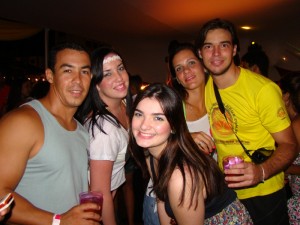 Galera se divertindo ao som de DJ Arthur