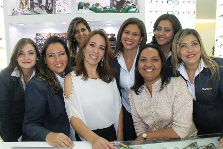 A empresária Itana Paternsotro entre as consultoras da Óticas Carol em Ilhéus