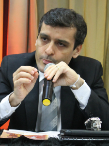 Natural de Itabuna, o prof. André Portela, formado em Direito pela UESC, é doutor em Direito Financeiro e Tributário pela Universidade Complutense de Madrid