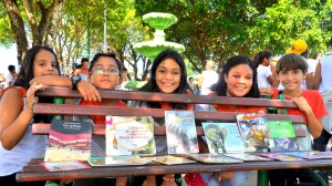 O Colégio Vitória realiza o projeto Biblioteca Itinerante, na Praça do Teatro Municipal de Ilhéus (2)